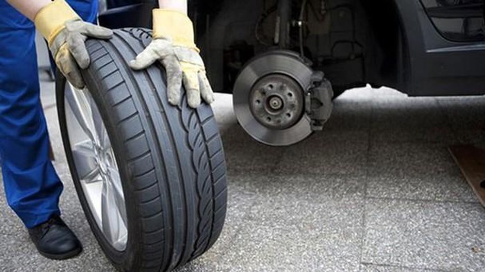 Chất lượng và tình trạng của lốp xe gây ra tiếng ồn hốc bánh