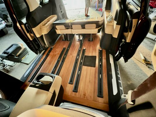 Thi công lắp đặt sàn gỗ cao cấp cho xe Kia Carnival